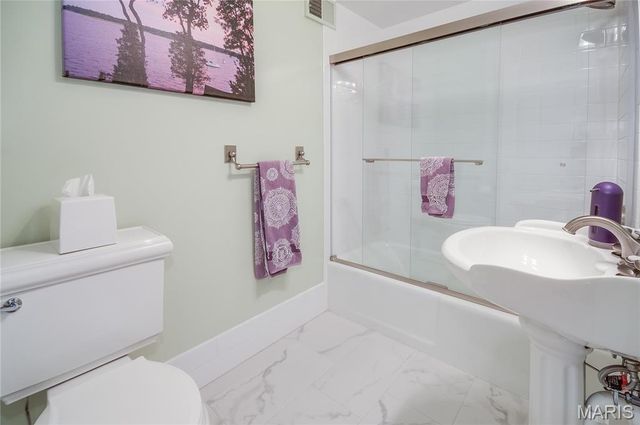 8 Granada Way, Ladue, MO 63124