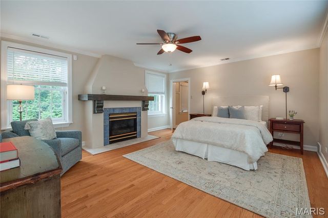 8 Granada Way, Ladue, MO 63124