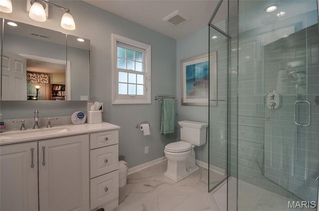 8 Granada Way, Ladue, MO 63124