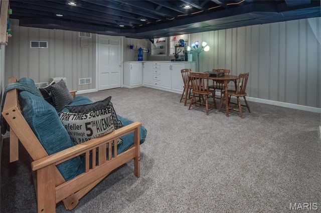 8 Granada Way, Ladue, MO 63124