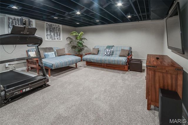 8 Granada Way, Ladue, MO 63124