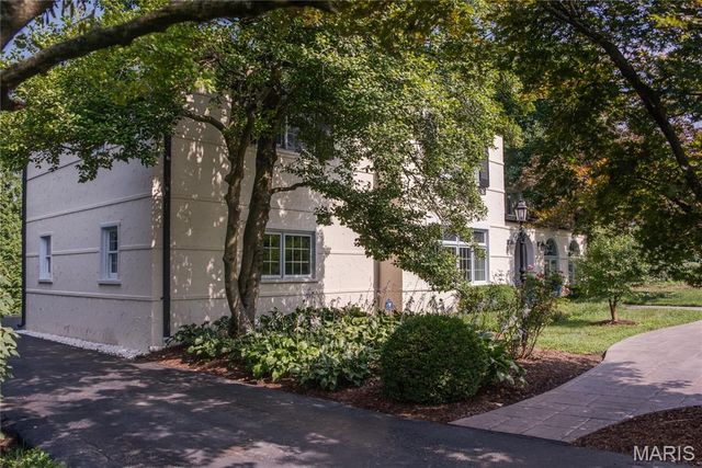 8 Granada Way, Ladue, MO 63124