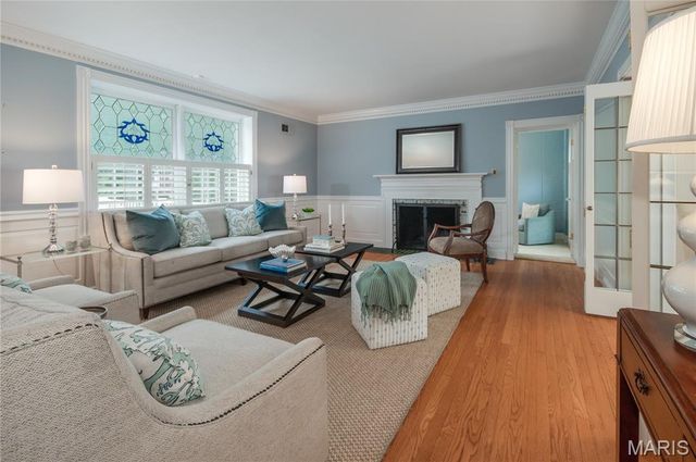 8 Granada Way, Ladue, MO 63124