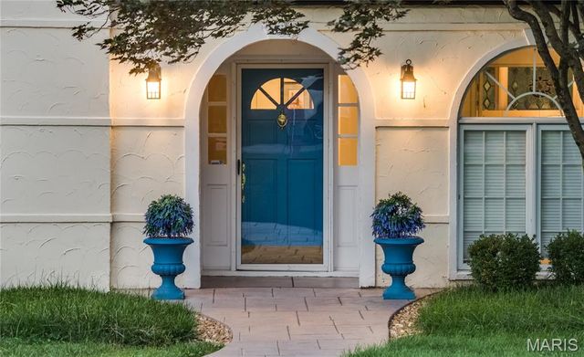 8 Granada Way, Ladue, MO 63124
