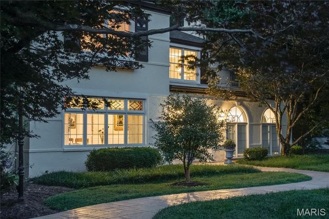 8 Granada Way, Ladue, MO 63124