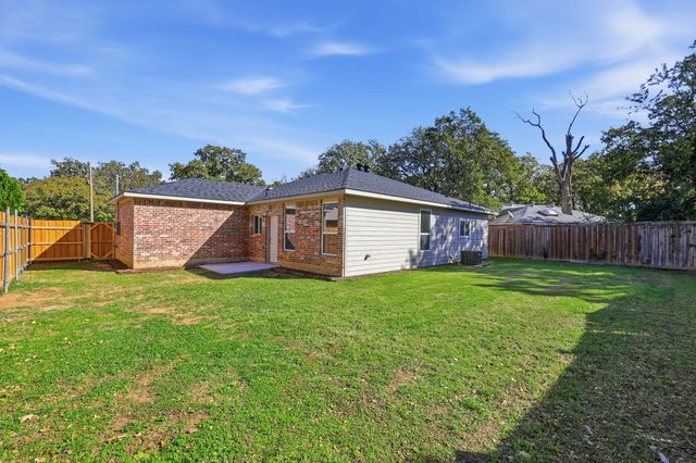 214 Pembrook Street, Lake Dallas, TX 75065