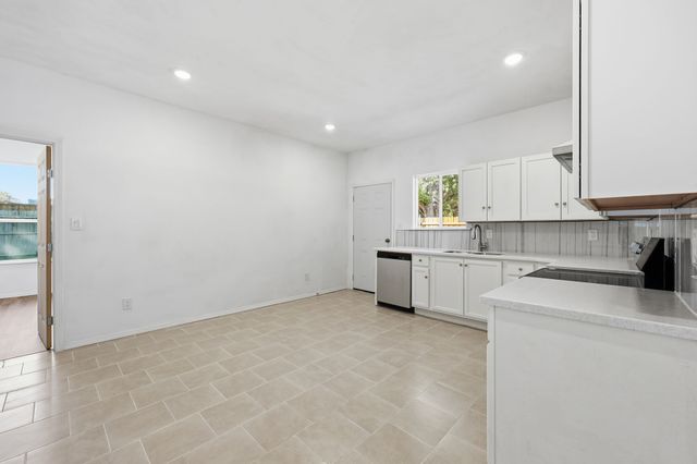 214 Pembrook Street, Lake Dallas, TX 75065