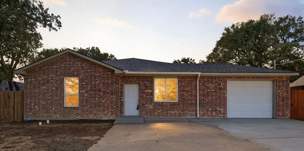 214 Pembrook Street, Lake Dallas, TX 75065