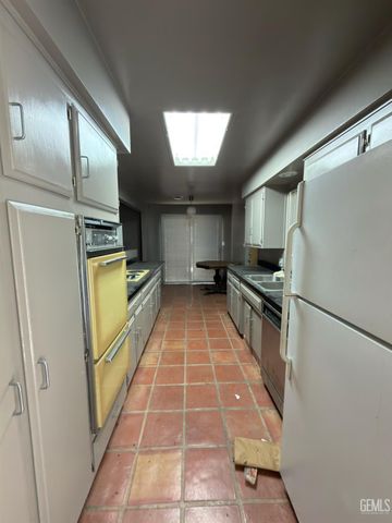 412 Gabriel Drive, Bakersfield, CA 93309