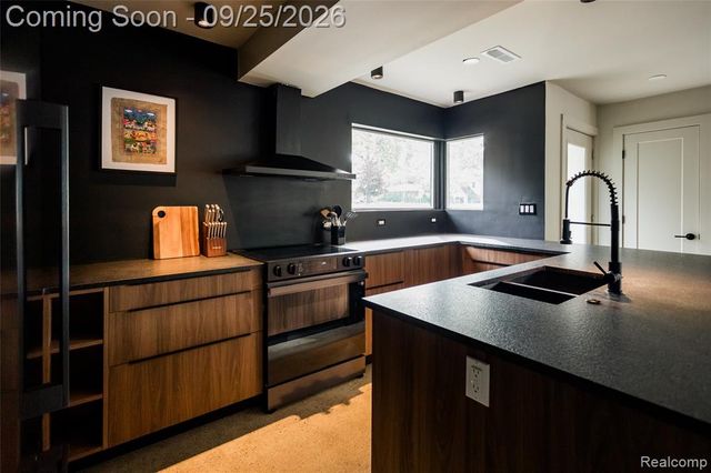 10300 Oak Park Boulevard, Oak Park, MI 48237