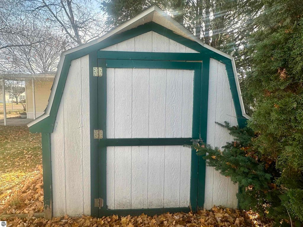 Image 22 of property listing at 403 Farm Lane, Cadillac, MI 49601