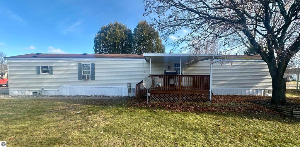 Image 3 of property listing at 403 Farm Lane, Cadillac, MI 49601