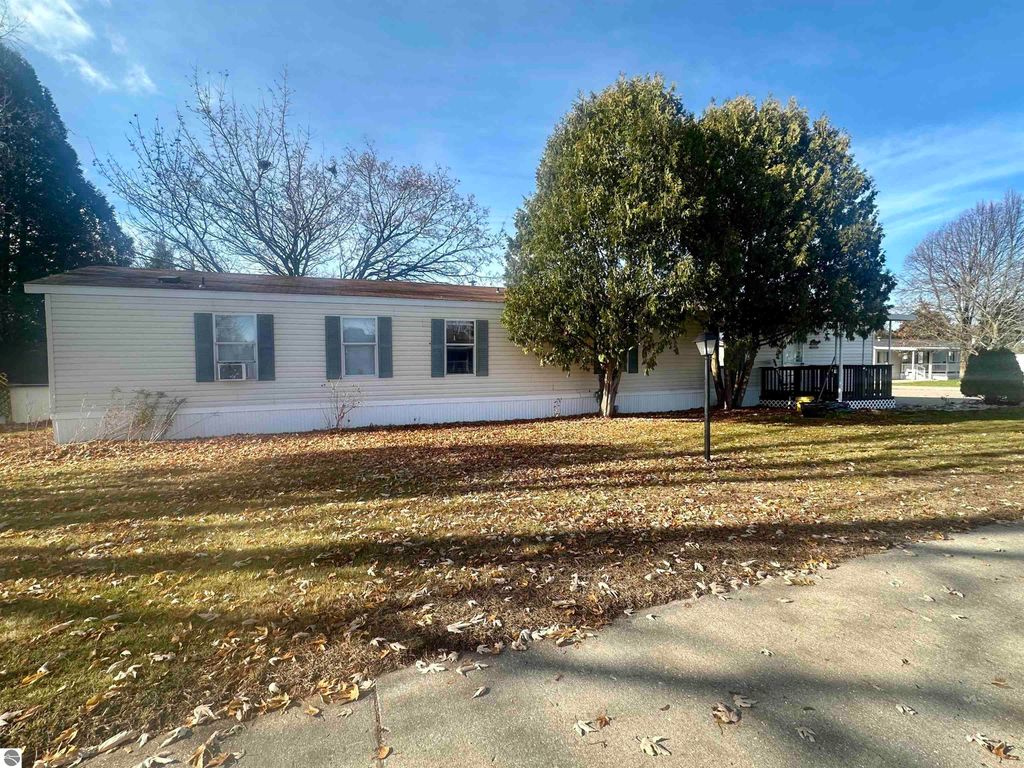 Image 6 of property listing at 403 Farm Lane, Cadillac, MI 49601