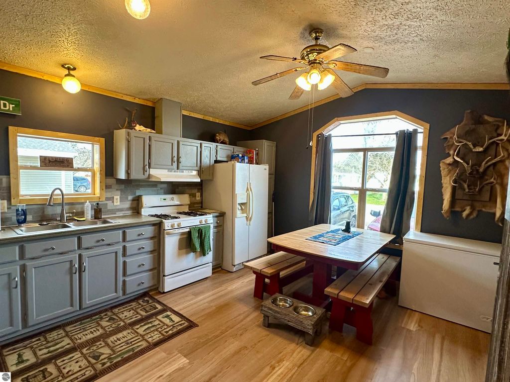 Image 7 of property listing at 403 Farm Lane, Cadillac, MI 49601