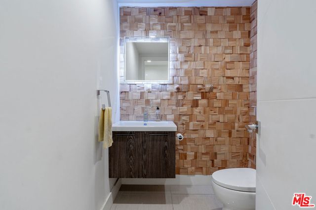 325 N Oakhurst Drive 203, Beverly Hills, CA 90210