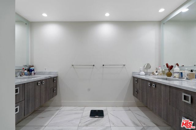 325 N Oakhurst Drive 203, Beverly Hills, CA 90210