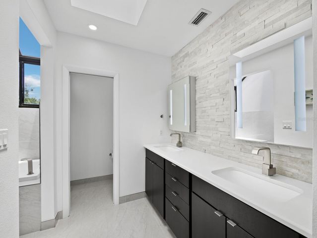 1906 HARBOURSIDE DRIVE 304, Longboat Key, FL 34228