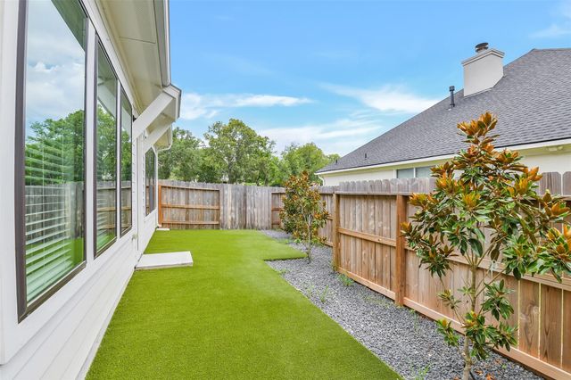 360 Summer Place Drive, Montgomery, TX 77356