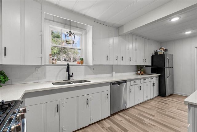 705 W Coombs Street, Alvin, TX 77511