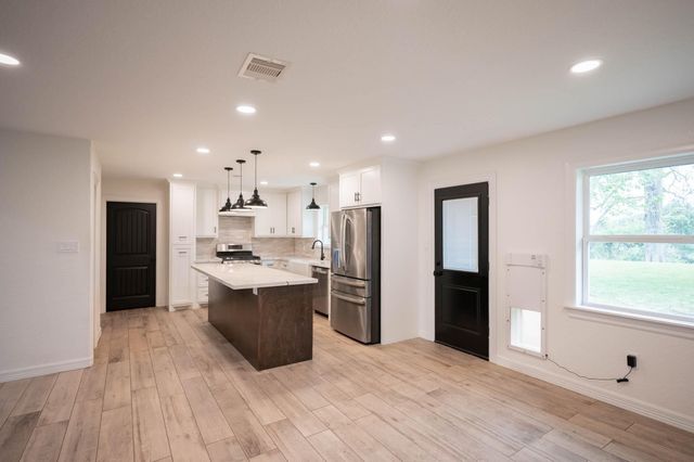 117 W Mahan Street, Richwood, TX 77531