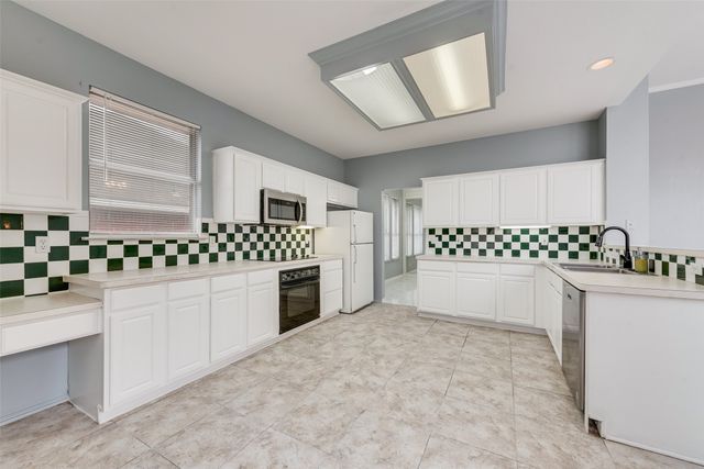 2830 Rochester Court, Grand Prairie, TX 75052