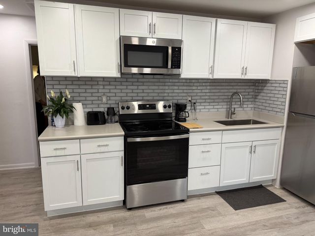 10 W BURTON AVE, New Castle, DE 19720
