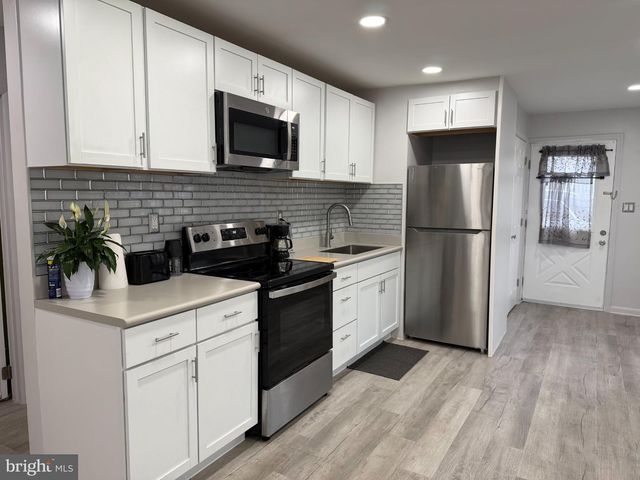 10 W BURTON AVE, New Castle, DE 19720