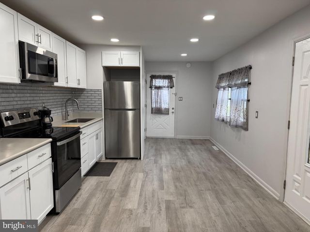 10 W BURTON AVE, New Castle, DE 19720