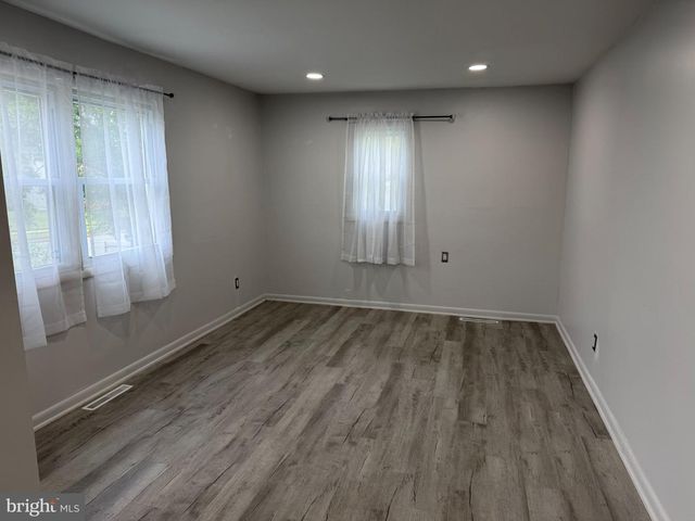 10 W BURTON AVE, New Castle, DE 19720