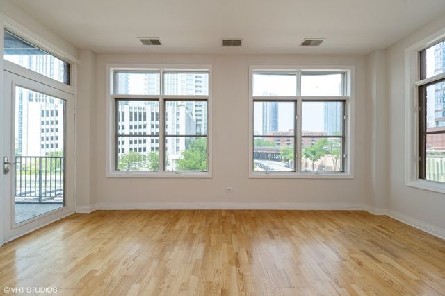 330 N CLINTON Street 303, Chicago, IL 60661