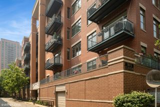 330 N CLINTON Street 303, Chicago, IL 60661