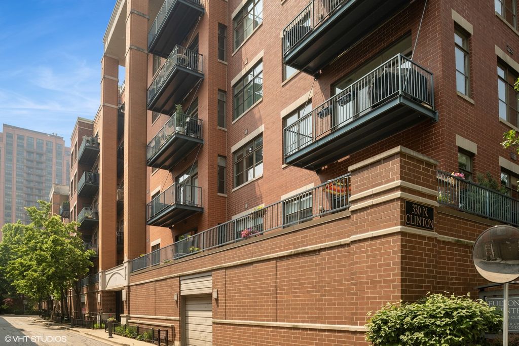 330 N CLINTON Street 303, Chicago, IL 60661