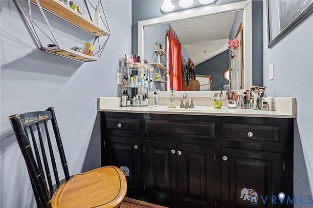 7101 N Hairpin Dr, Quinton, VA 23141