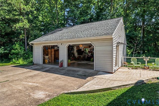 7101 N Hairpin Dr, Quinton, VA 23141