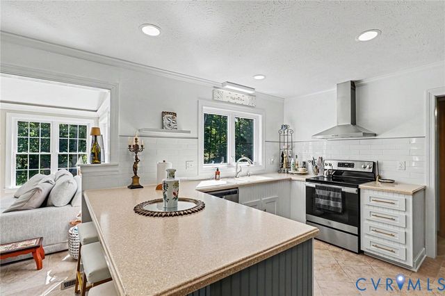 7101 N Hairpin Dr, Quinton, VA 23141