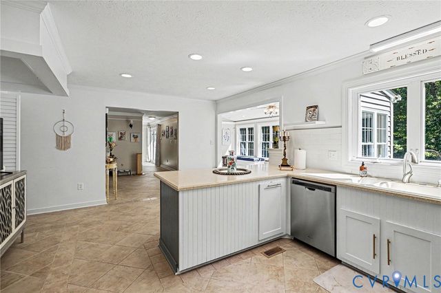 7101 N Hairpin Dr, Quinton, VA 23141
