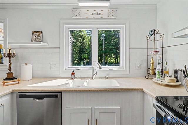 7101 N Hairpin Dr, Quinton, VA 23141