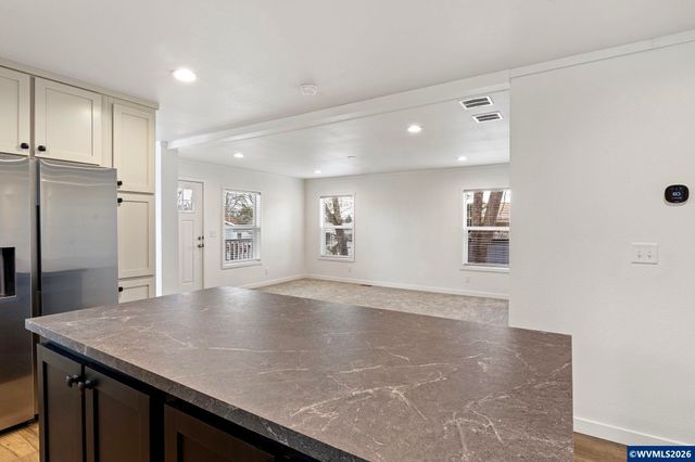 631 E Ellendale Av 206, Dallas, OR 97338