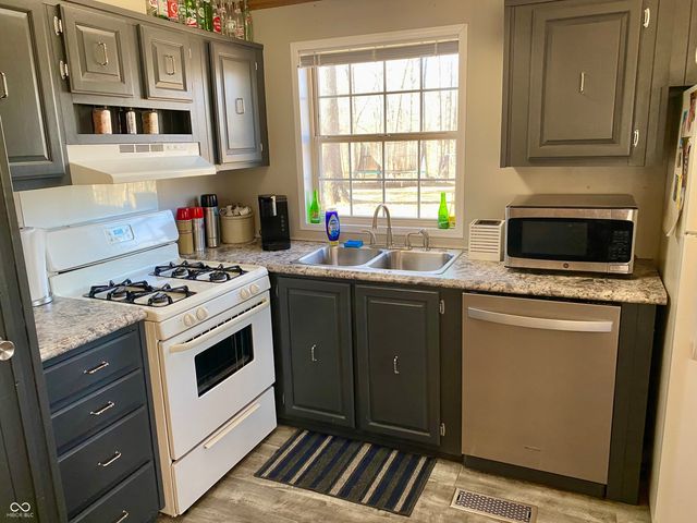 786 E Bonebrake Road, Veedersburg, IN 47987