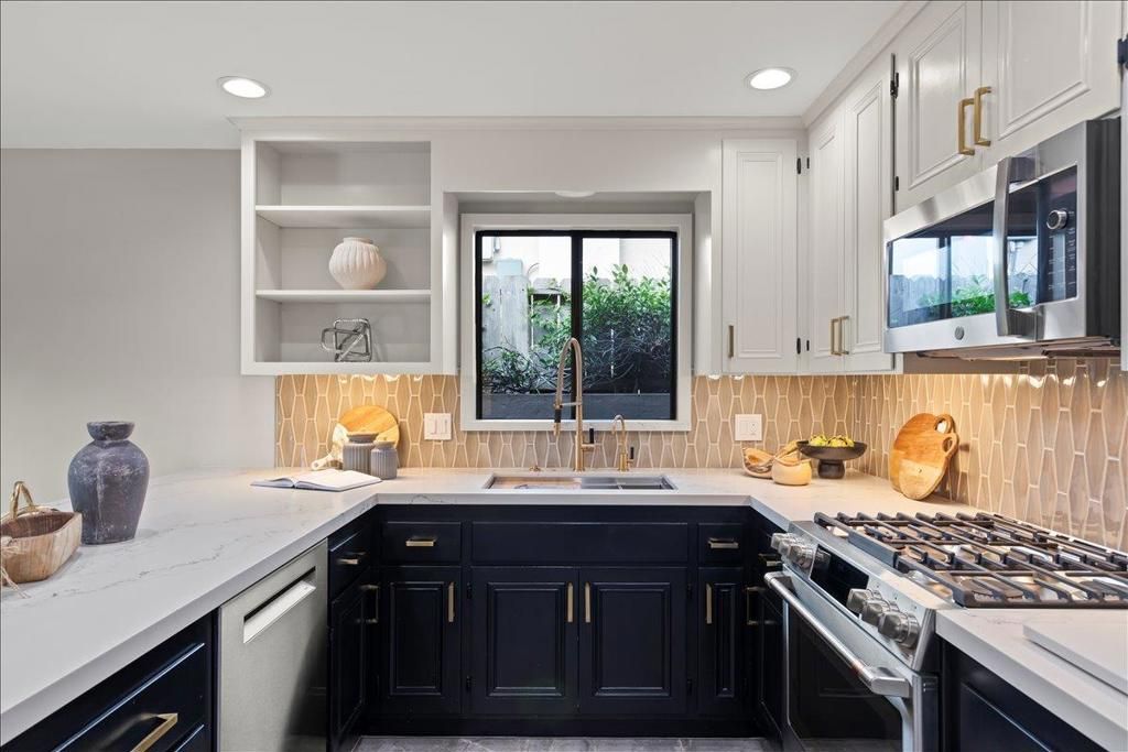 Image 12 of property listing at 3315 Caxton Court, San Mateo, CA 94403