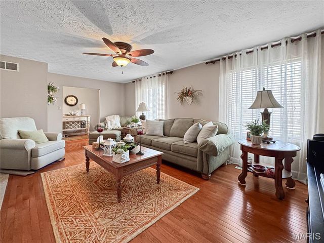 513 Wedgewood Lane, Columbia, IL 62236