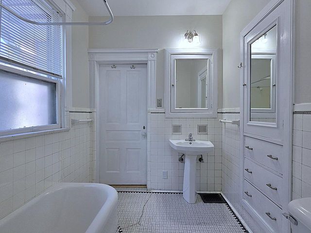 2745 N Summit AVENUE, Milwaukee, WI 53211