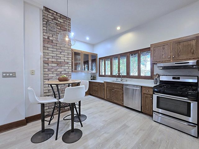 2745 N Summit AVENUE, Milwaukee, WI 53211
