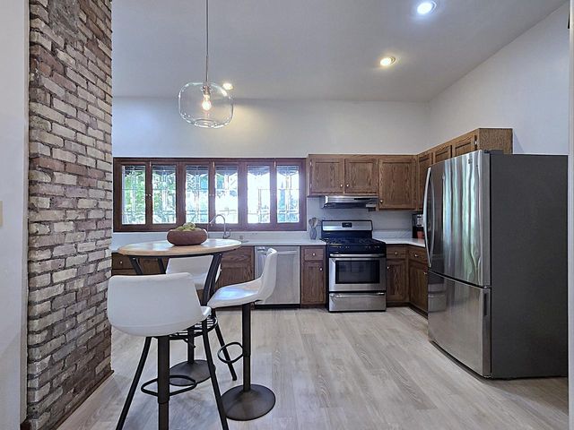 2745 N Summit AVENUE, Milwaukee, WI 53211
