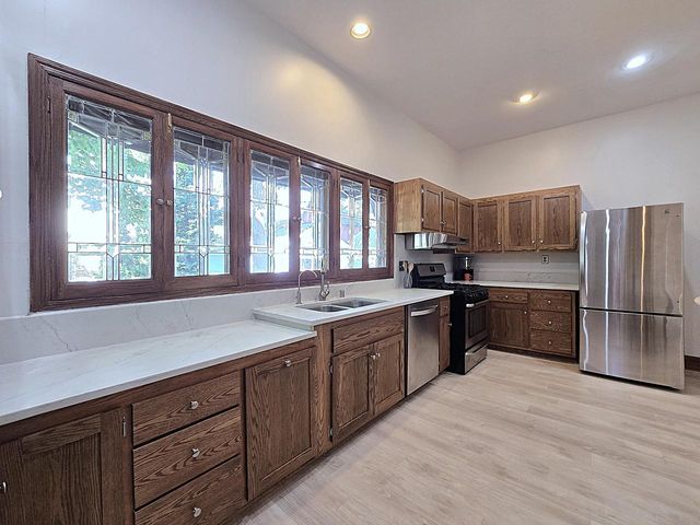 2745 N Summit AVENUE, Milwaukee, WI 53211