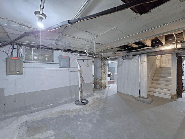 2745 N Summit AVENUE, Milwaukee, WI 53211