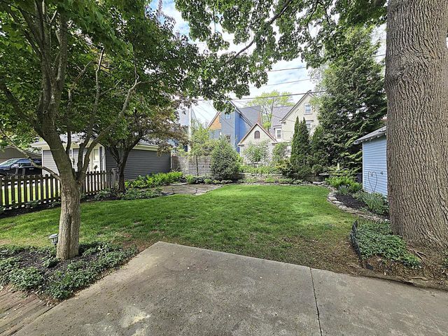 2745 N Summit AVENUE, Milwaukee, WI 53211