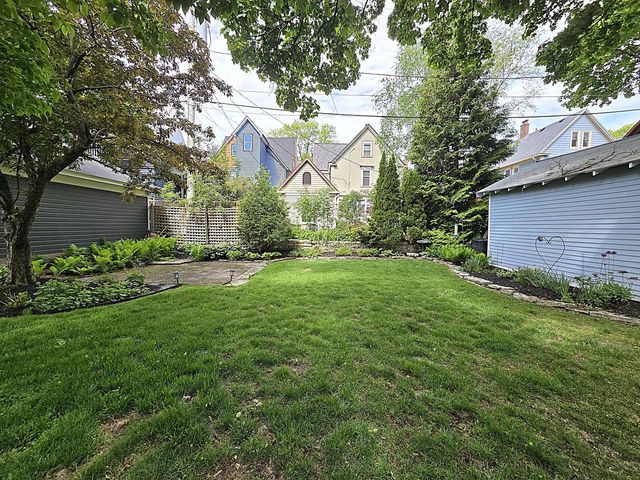 2745 N Summit AVENUE, Milwaukee, WI 53211