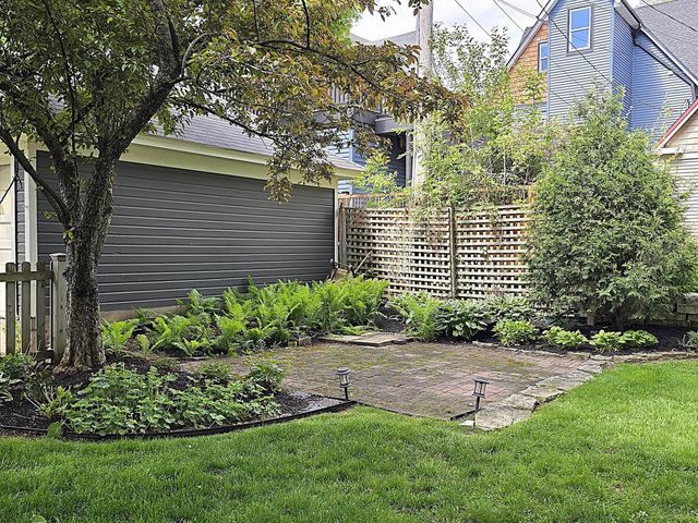 2745 N Summit AVENUE, Milwaukee, WI 53211