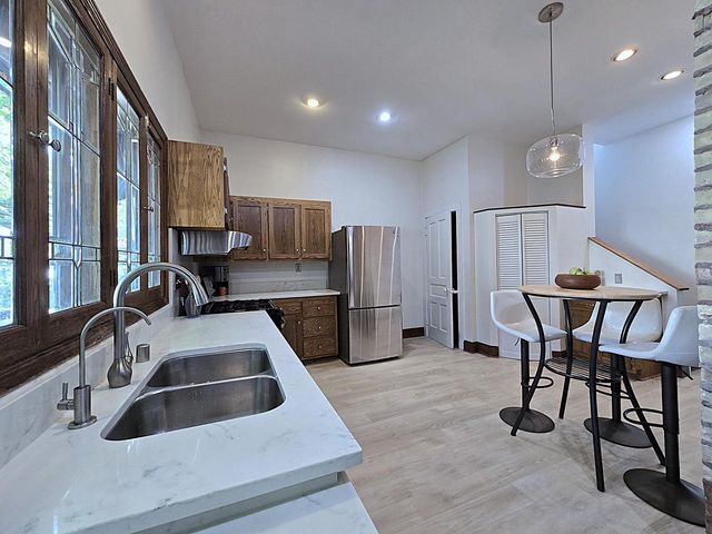 2745 N Summit AVENUE, Milwaukee, WI 53211